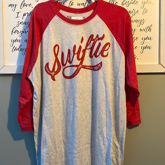 🆕🔥 Original Taylor Swift Swifty T shirt - Picture 1 of 6